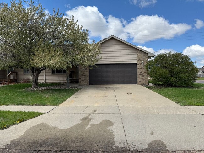 Building Photo - Twin Home For Rent