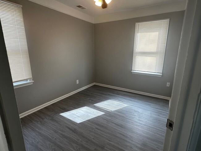 Building Photo - 2 Bedroom Home In Warren