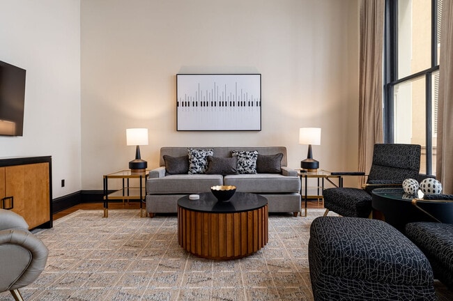 Building Photo - 1011 Canal St