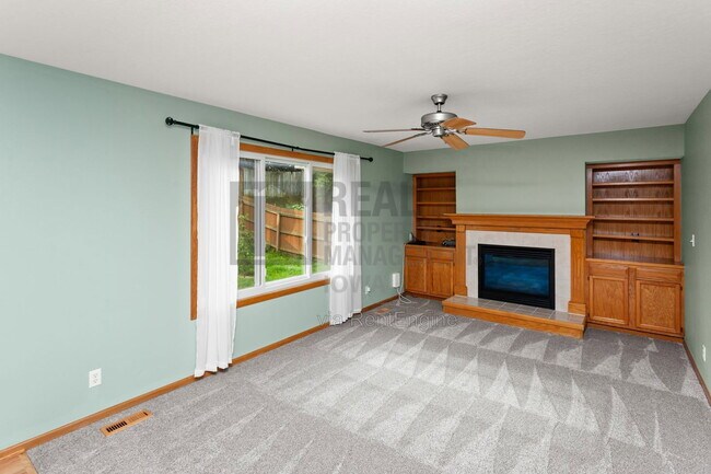 Building Photo - 8912 Highland Oaks Dr