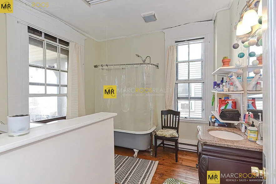 Building Photo - 139 Hillside St