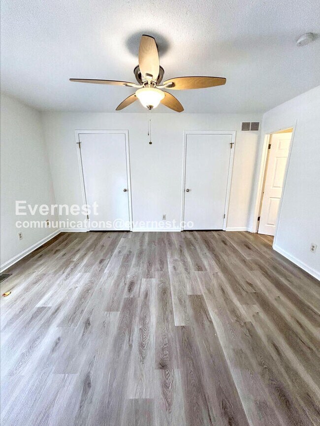 Building Photo - 2 Bed, 2.5 Bath Townhome with Assigned Par...