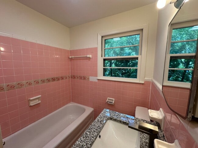 Building Photo - 1604 McCall Dr