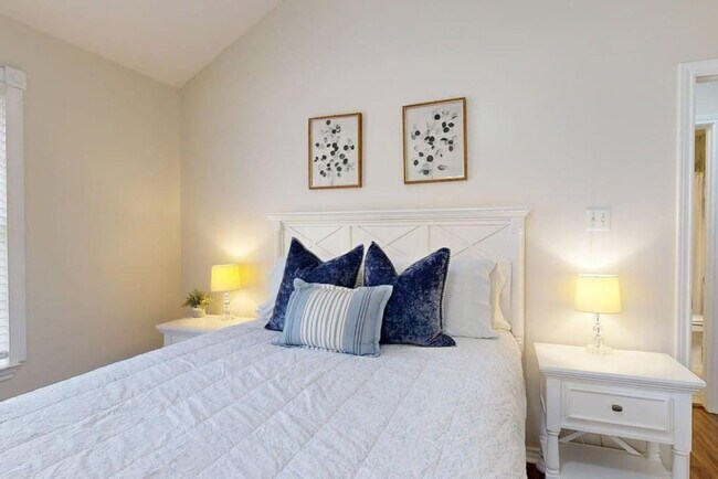Building Photo - 810 Camellia Ct