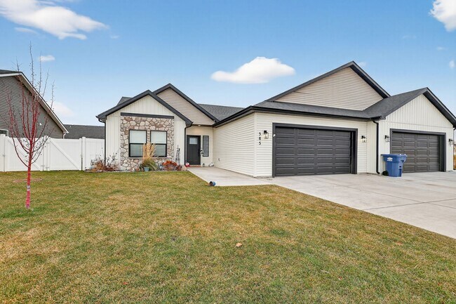 Building Photo - TWIN HOME FOR RENT IN SUGAR CITY - 3 BEDROOMS 2 FULL BATHROOMS