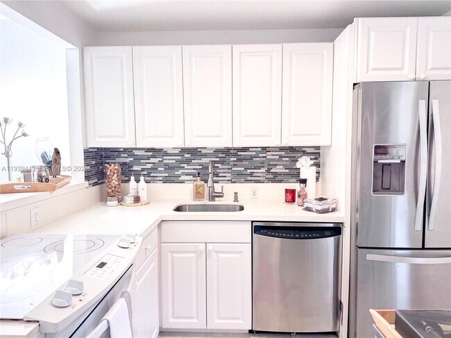 Building Photo - 3301 N Country Club Dr