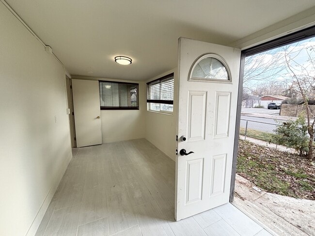 Building Photo - 1395 S 900 E