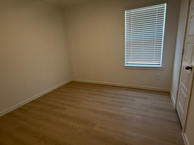 Building Photo - 523 Robin Ct