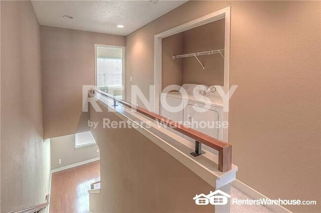 Building Photo - 3 Bedroom / 3.5 Bath Townhouse Near KU MED -  Available in August
