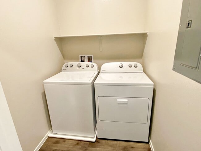 Building Photo - UPGRADED 2 BEDROOM TOWNHOME IN GATED COMMU...