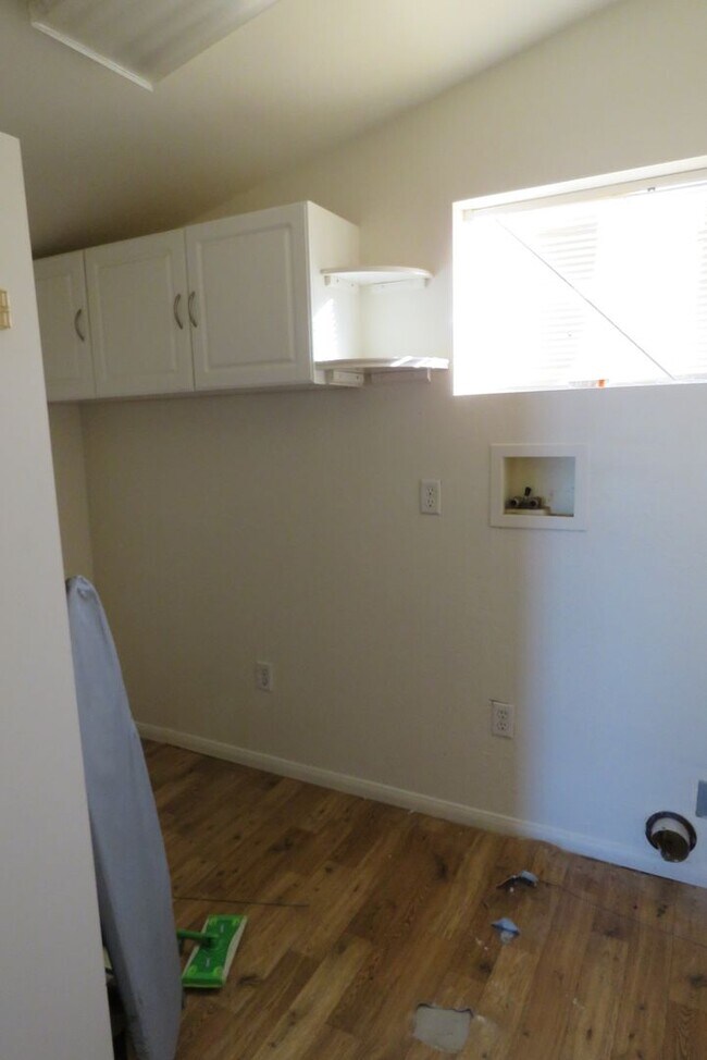 Building Photo - Quiet with Great Views! Available 11/1/25!