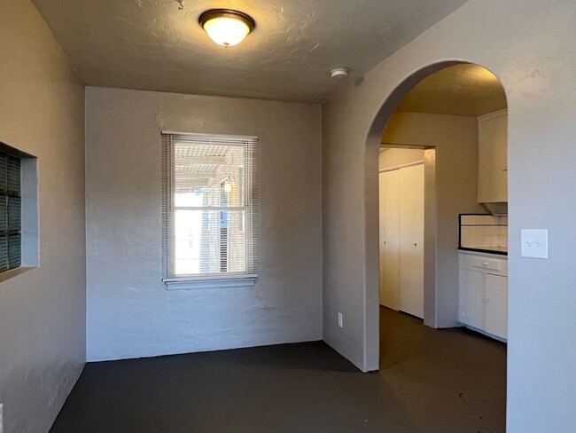 Building Photo - 3 Bedroom 2 Bath Home! close to the UofA!