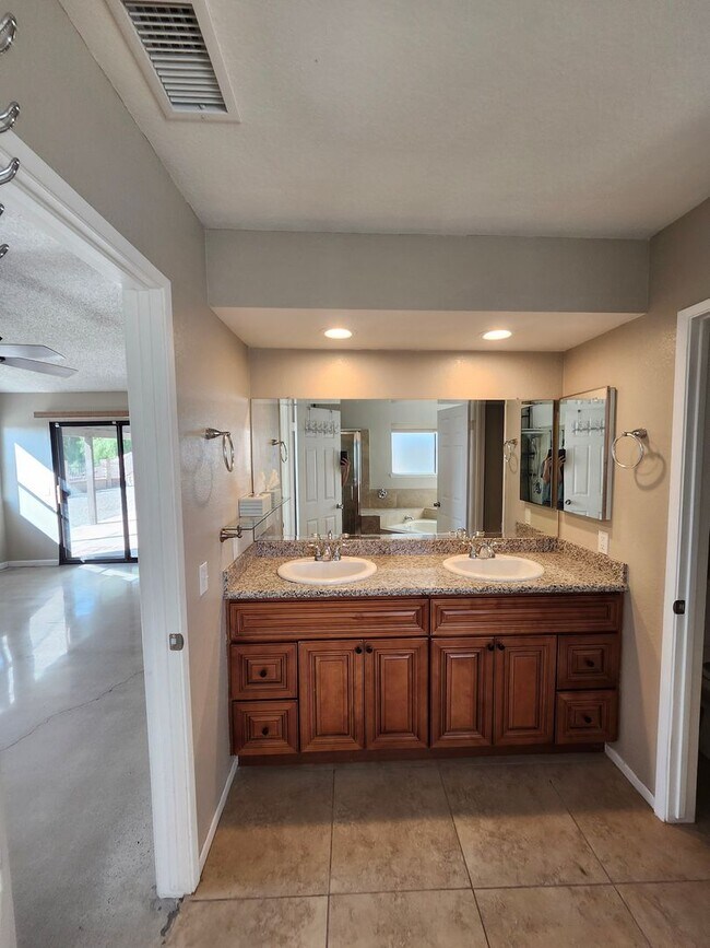 Building Photo - Charming Single-Story Home