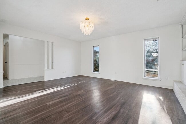 Building Photo - 3-Bedroom Home Near Dining, Shopping & Broadway Extension