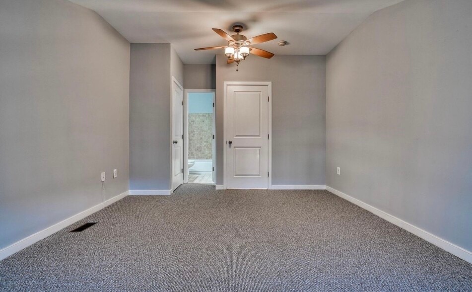 Room 4 - 214 S Regester St