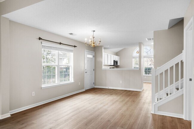 Building Photo - 571 Riverward Dr