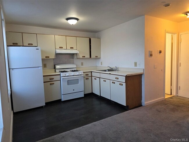 Building Photo - 8 Main St