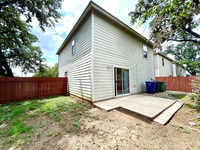 Building Photo - *MOVE IN SPECIAL* Move-In Ready | Washer & Dryer Included + Google Fiber Located Near UTSA!