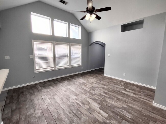 Building Photo - Beautiful home in nice neighborhood