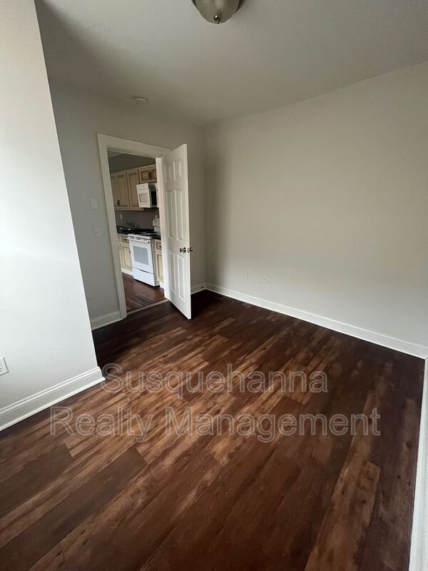 Building Photo - 220 N Plum St