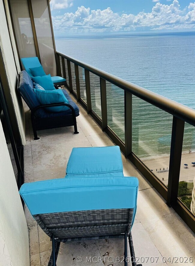 Building Photo - 16275 Collins Ave