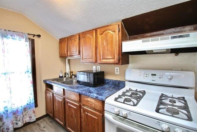 Building Photo - 352-354 W Racine