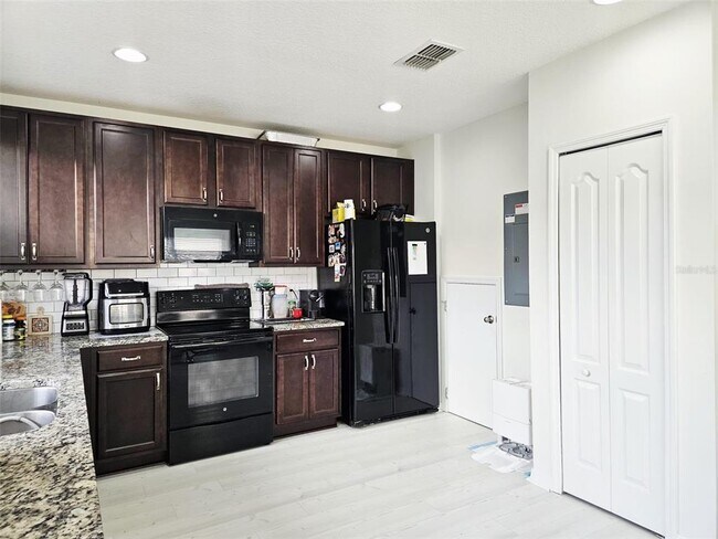 Building Photo - 3102 Camino Real Dr N