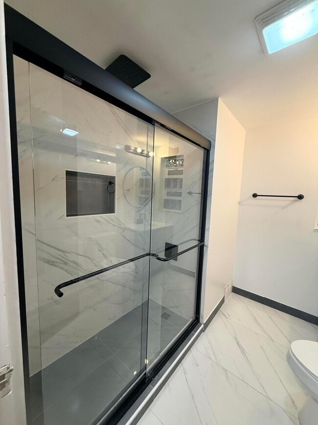 Building Photo - 672 Sheridan Ave