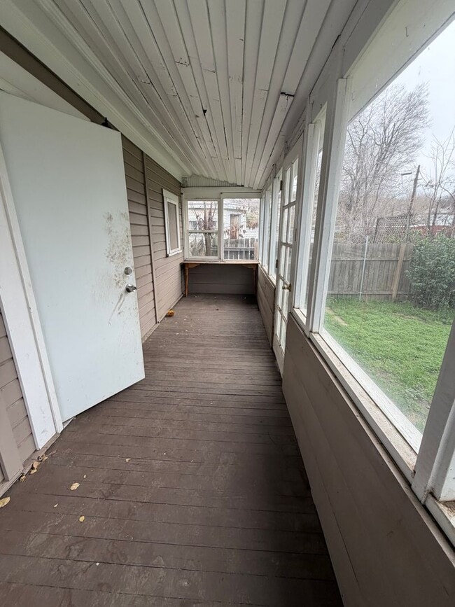 Building Photo - 2 bedroom, 2 bathroom house.