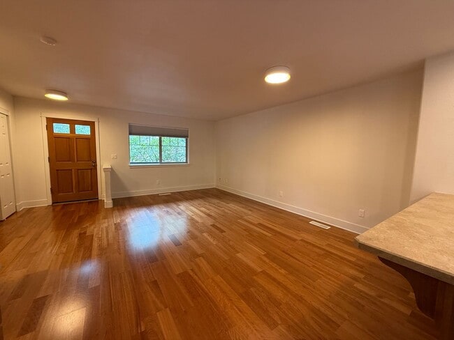 Building Photo - Beautiful 2 Bed/2.5 Bath Townhome on Bend'...
