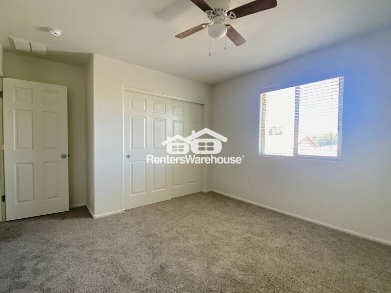 Building Photo - 4149 E Devon Dr