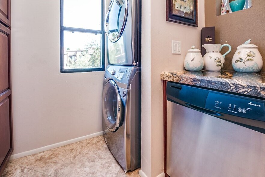 Building Photo - 7950 E Starlight Way