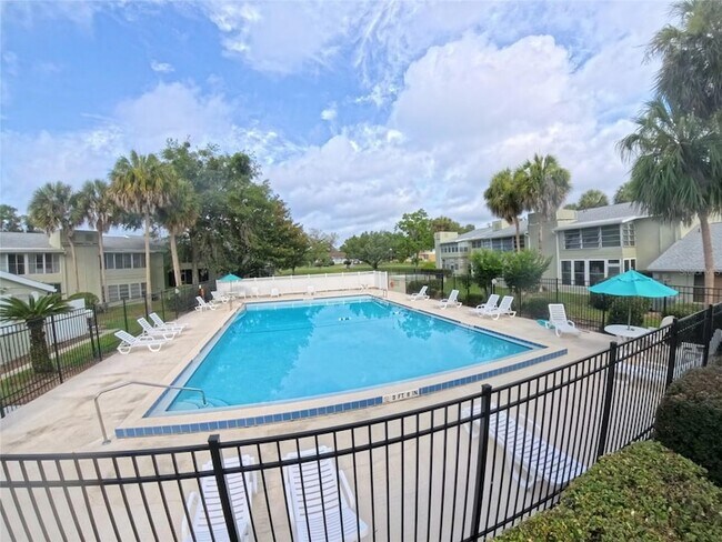 Building Photo - 553 Fairways Cir