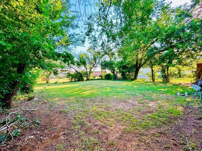 Building Photo - 421 E Showalter Dr