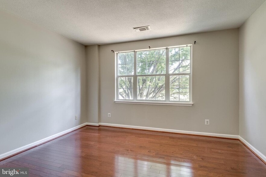 Building Photo - 20311 Beechwood Ter