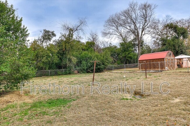 Building Photo - 810 Royalette Ave