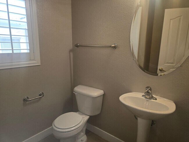 Building Photo - NEWLY REMODELED TOWN HOME IN HENDERSON AWA...