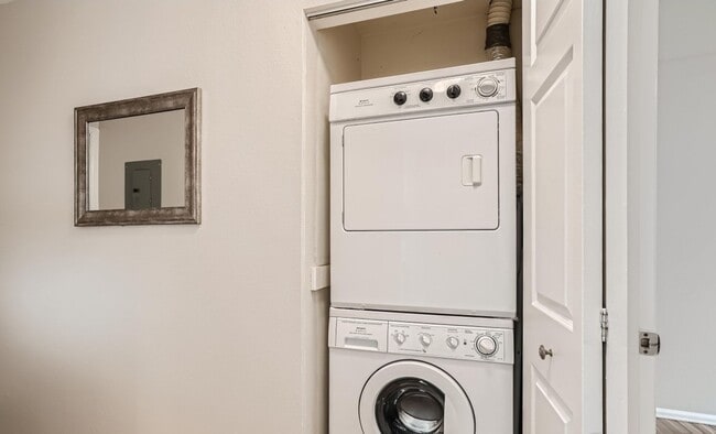 Building Photo - Furnished 2 Bed 2 Bath Condo in the Heart ...