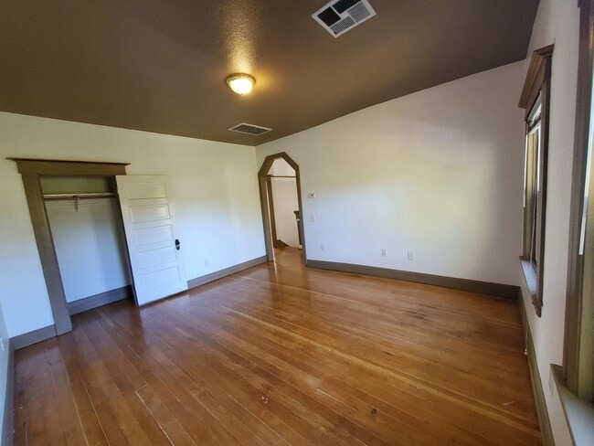 Building Photo - STUNNING 1BD/1BA IN A  FIVEPLEX IN EAST SA...