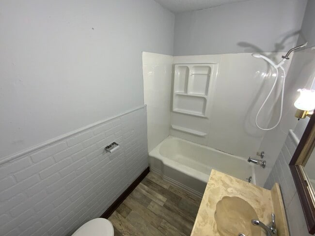 Building Photo - 602 W English St