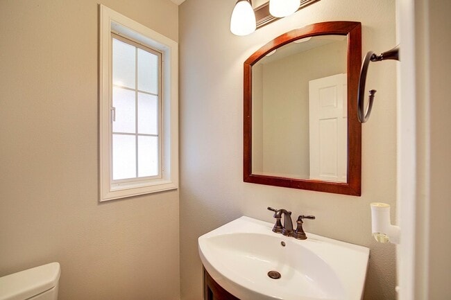 Building Photo - 5Bd/3.5Ba Newcastle House