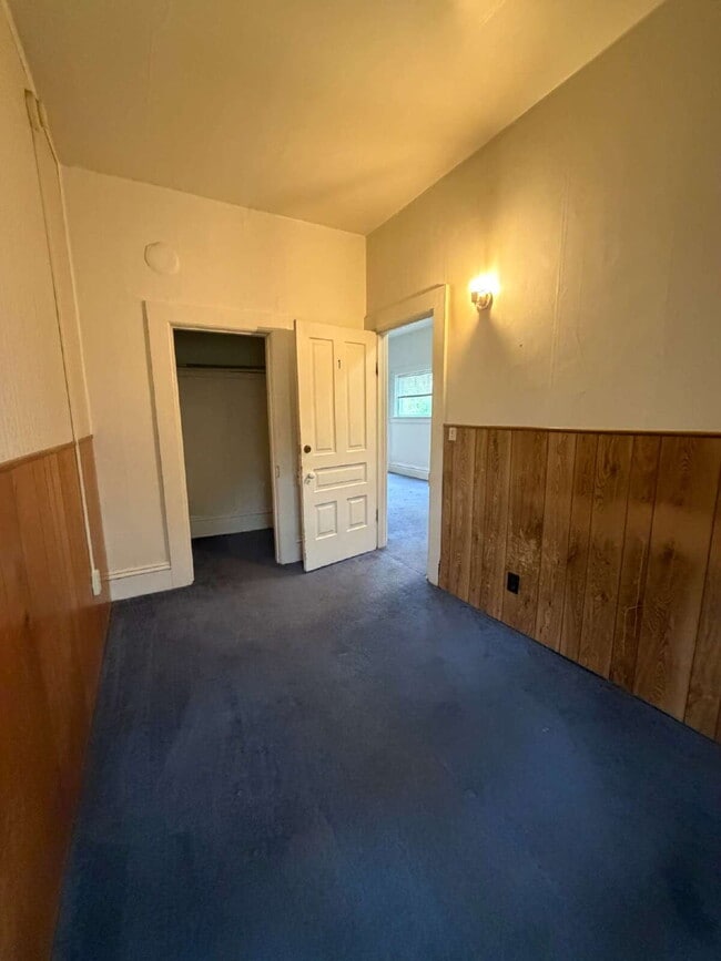Building Photo - 3 Bedroom Student Rental New UW-Eau Claire - Available Now!