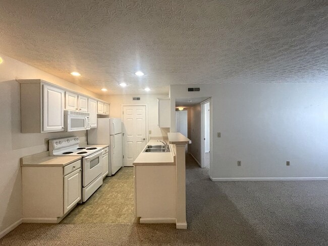 Building Photo - 5566 Garden Ridge
