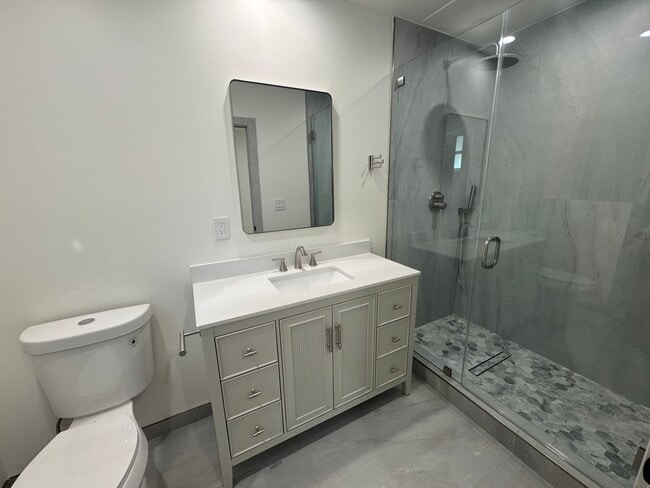 Building Photo - Spacious 1000 Sq. Ft. Single-Floor Back AD...