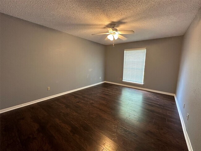 Building Photo - 3319 Green Fields Dr