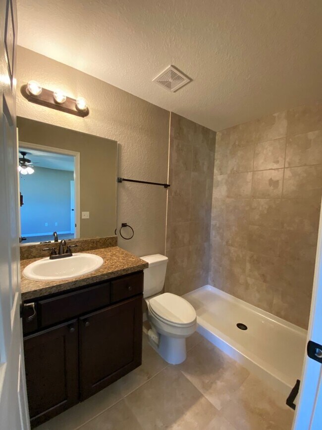 Building Photo - 3/2/2 Silver Spring Shores **Available NOW**