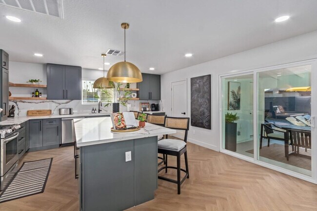 Building Photo - 5002 E Paradise Dr