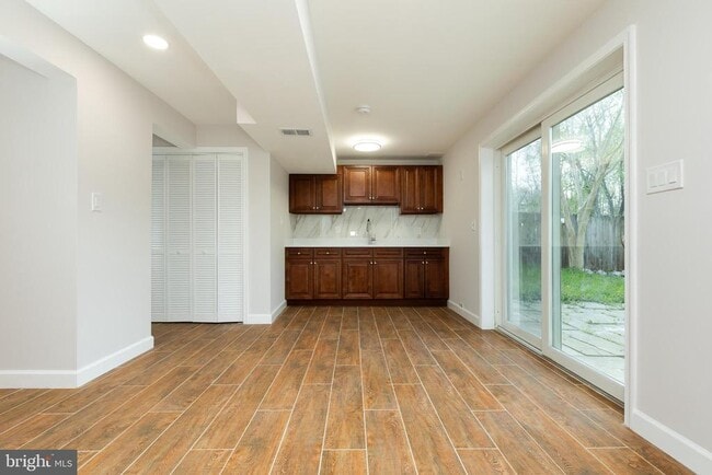 Building Photo - 9004 Roundleaf Way