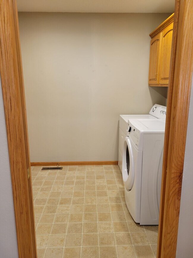 Building Photo - 3 Bedroom Twin Home