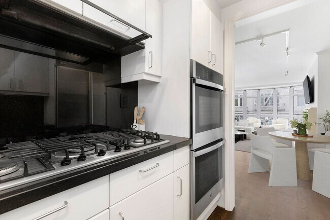 Building Photo - Prestigious Nob Hill Stunning Boutique Condo, Doorman, Parking – PROGRESSIVE